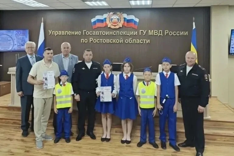 🚦 Школьный отряд ЮИД Верхнеграчинской школы занял второе место в эстафете к 90-летию ГАИ  ✅ В Ростов