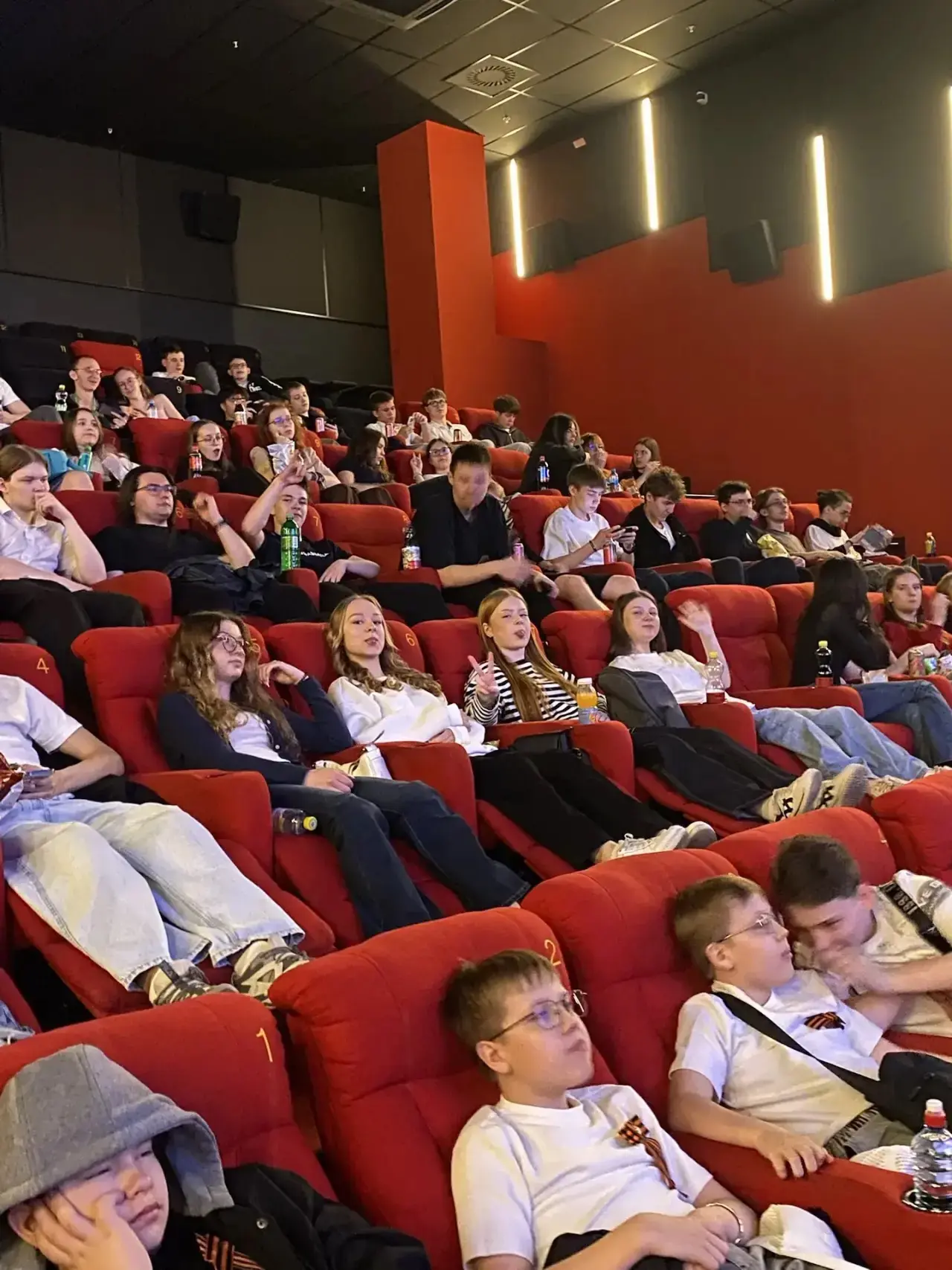 В преддверии Дня Победы ученики 10-х классов посмотрели фильм «Ангелы Ладоги» 🎬  Эта картина произве