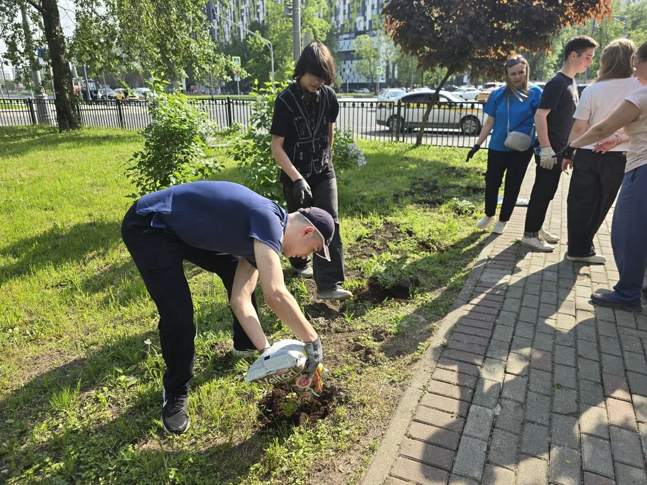 Доброе дело памяти Героя: ученики и педагоги ухаживали за памятником    🗓 20 мая учащиеся нашей школ