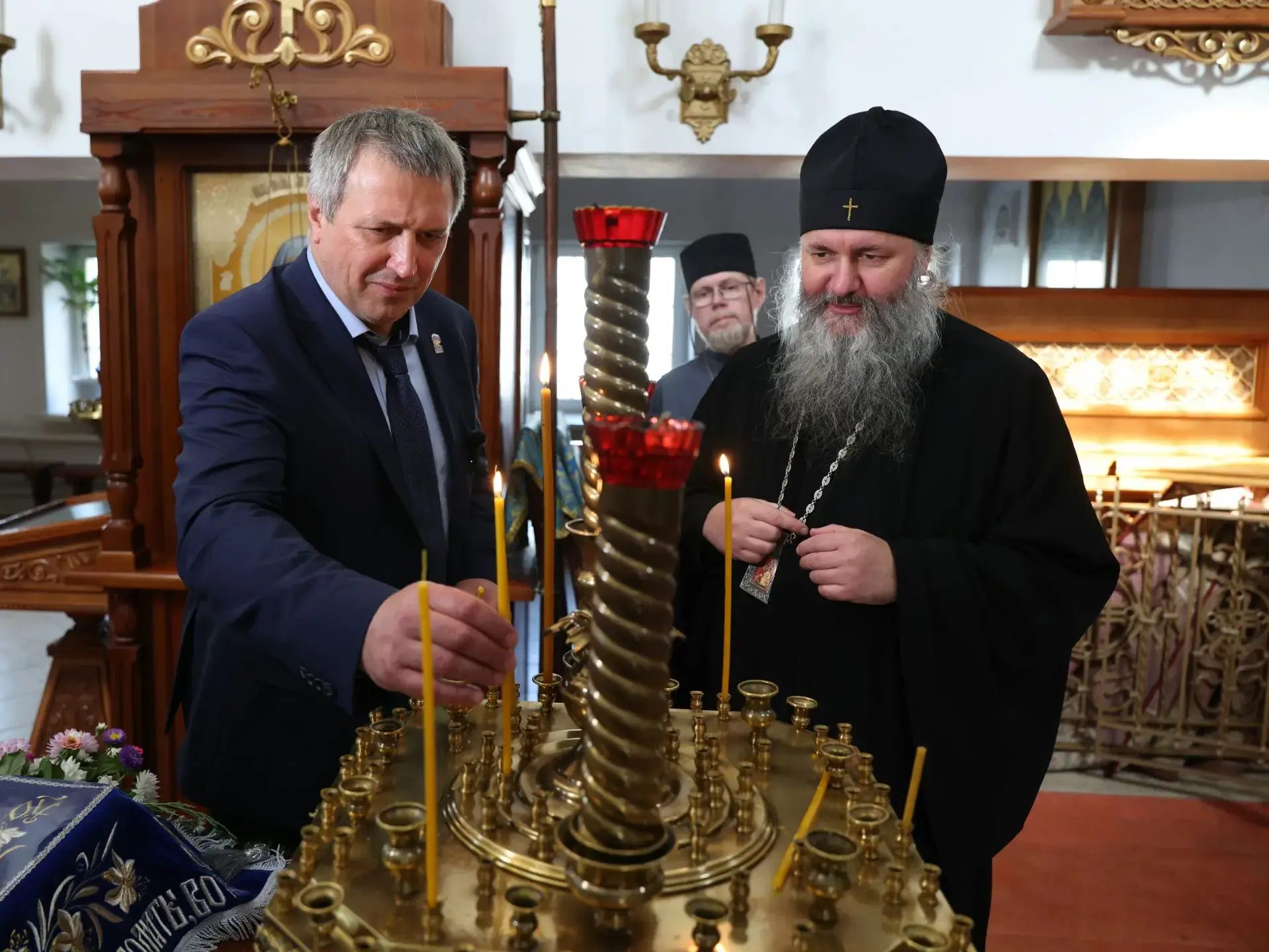 После торжественной линейки зашли с митрополитом Феодосием в храм во имя пророка Илии, ...