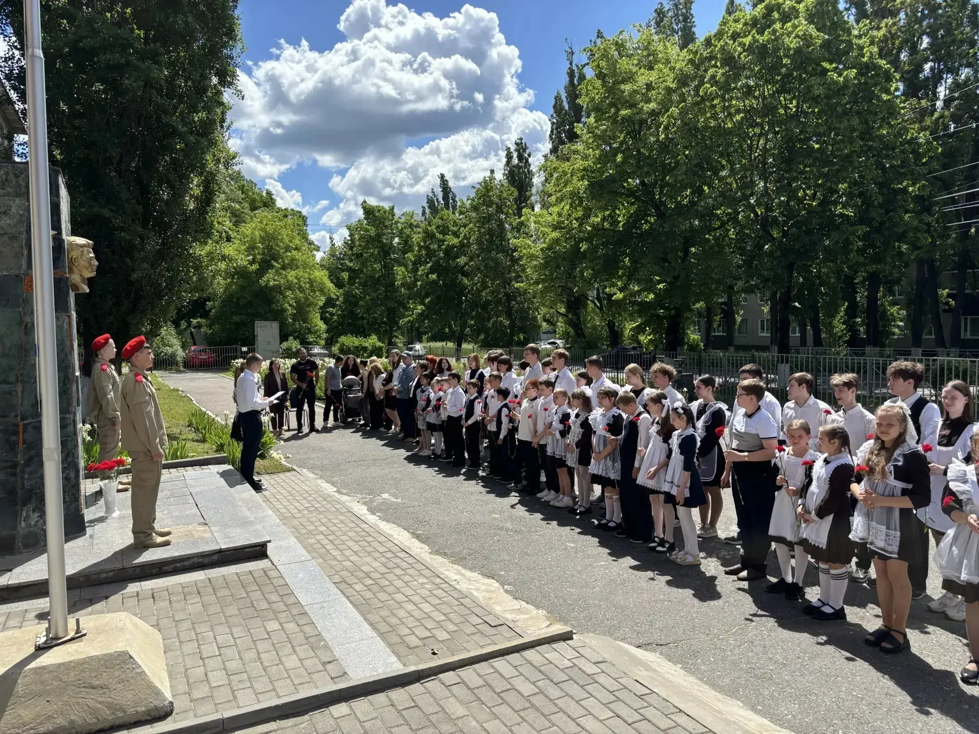 В школе № 39 состоялось открытие мемориальной доски в память о погибшем выпускнике   На здании школы