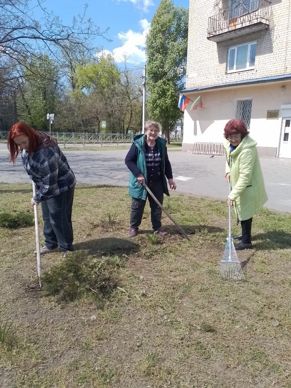 Мы любим наш город! Уборка возле организации!🥰