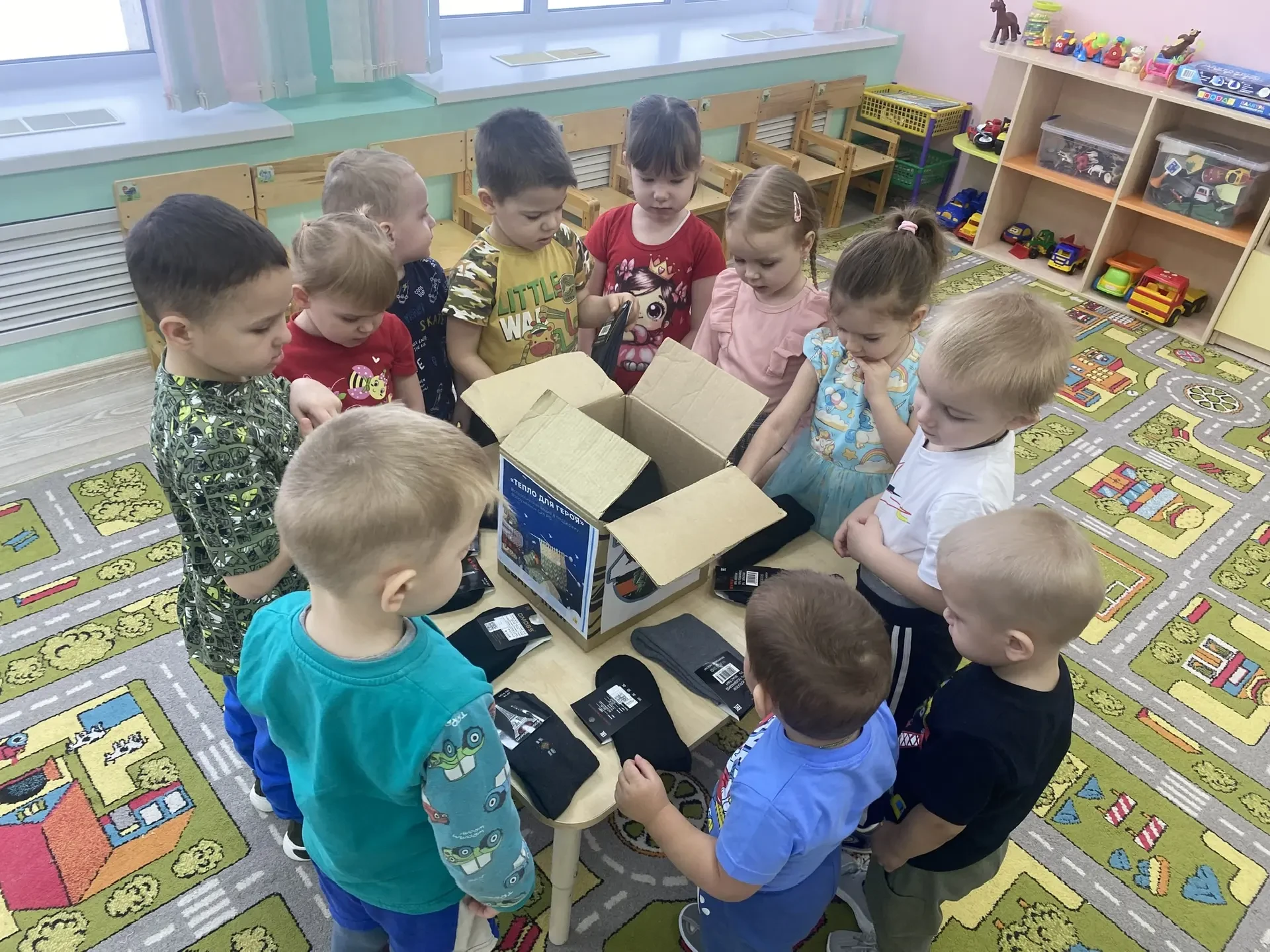Наши воспитанники вместе с родителями и педагогами приняли участие в акции "Тепло для г...