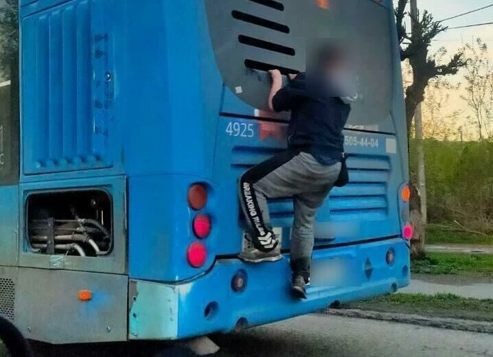 15-летний зацепер сорвался с автобуса на Коломяжском виадуке

Подросток ехал, держась за заднюю част
