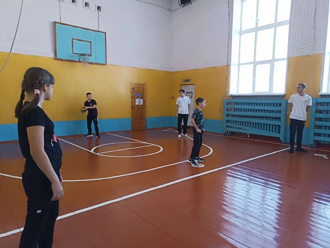 Десятый день школьной спартакиады - сегодня прошли соревнования по пионерболу среди сбо...