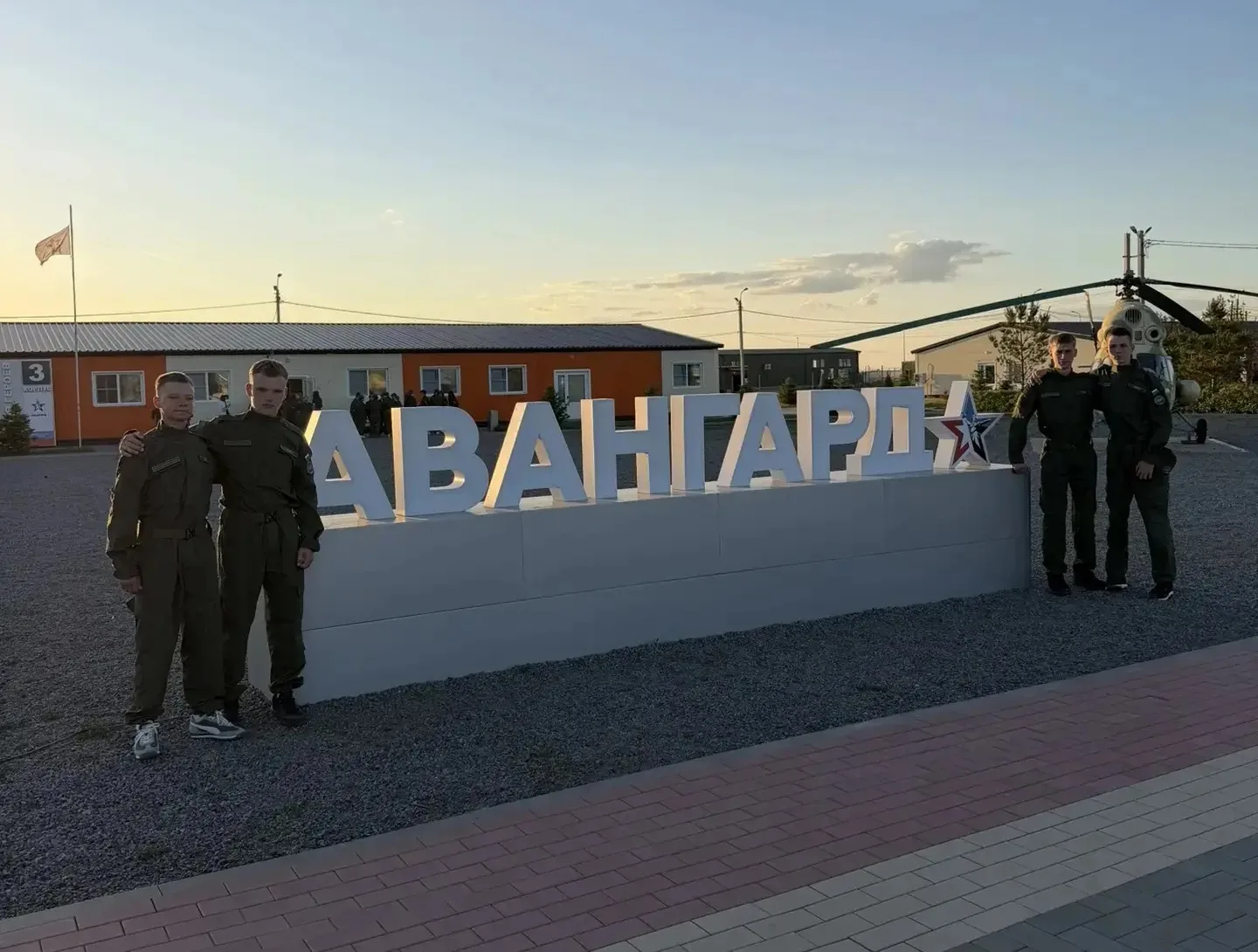 📌 Четверо наших учеников прошли курсы спортивной и военной подготовки в лагере «Авангард»

25 подро