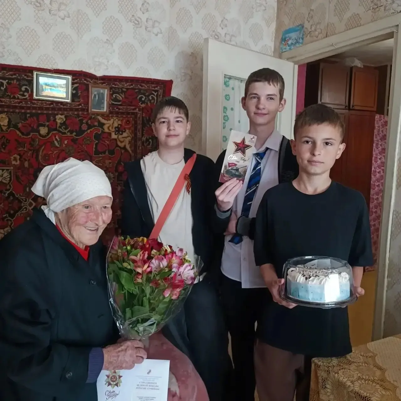 🌷 Ученики нашей школы поздравили ветеранов с наступающим Днём Победы!  Сегодня наши ребята с большим