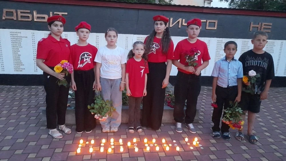 "Свеча памяти"
22 июня, в День памяти и скорби, юнармейцы отряда "Патриоты", активисты Первых и обуч