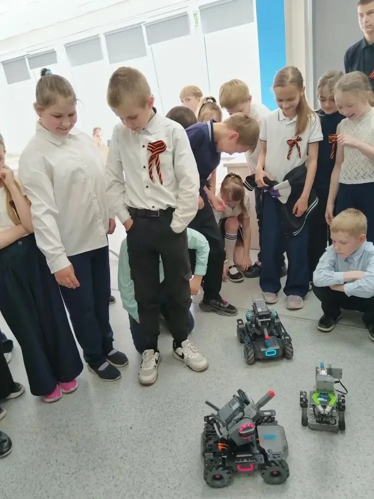 Вчера в Кванториуме был настоящий день открытий! 🤖  К нам в гости заглянули самые любознательные реб