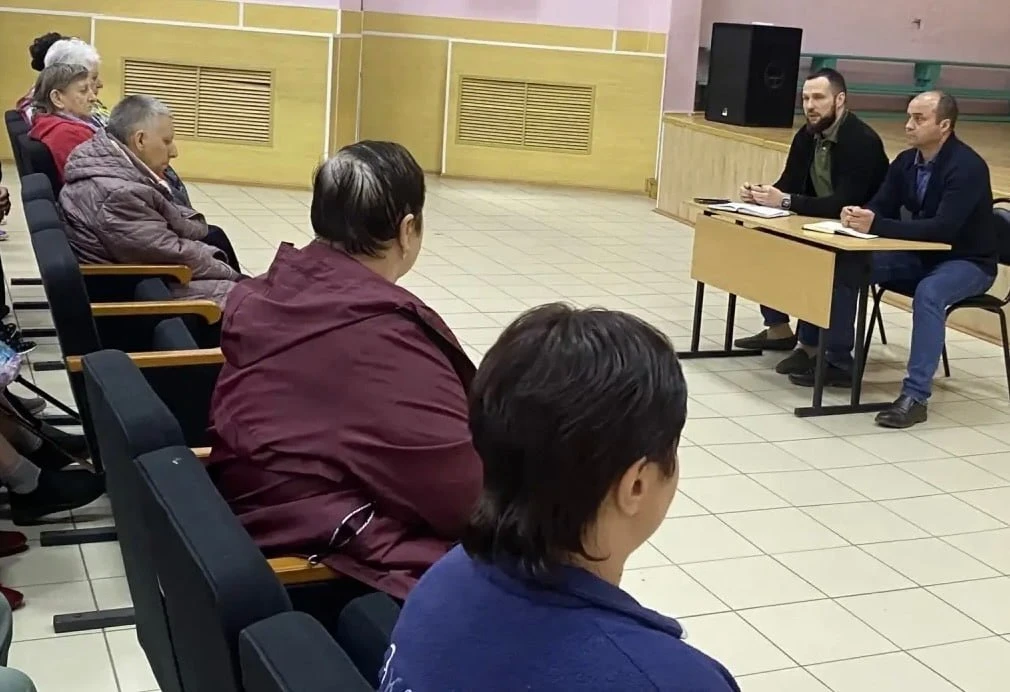 Депутаты Курской облдумы Алексей Золотарёв и Анатолий Зуй посетили пункт временного размещения, расп