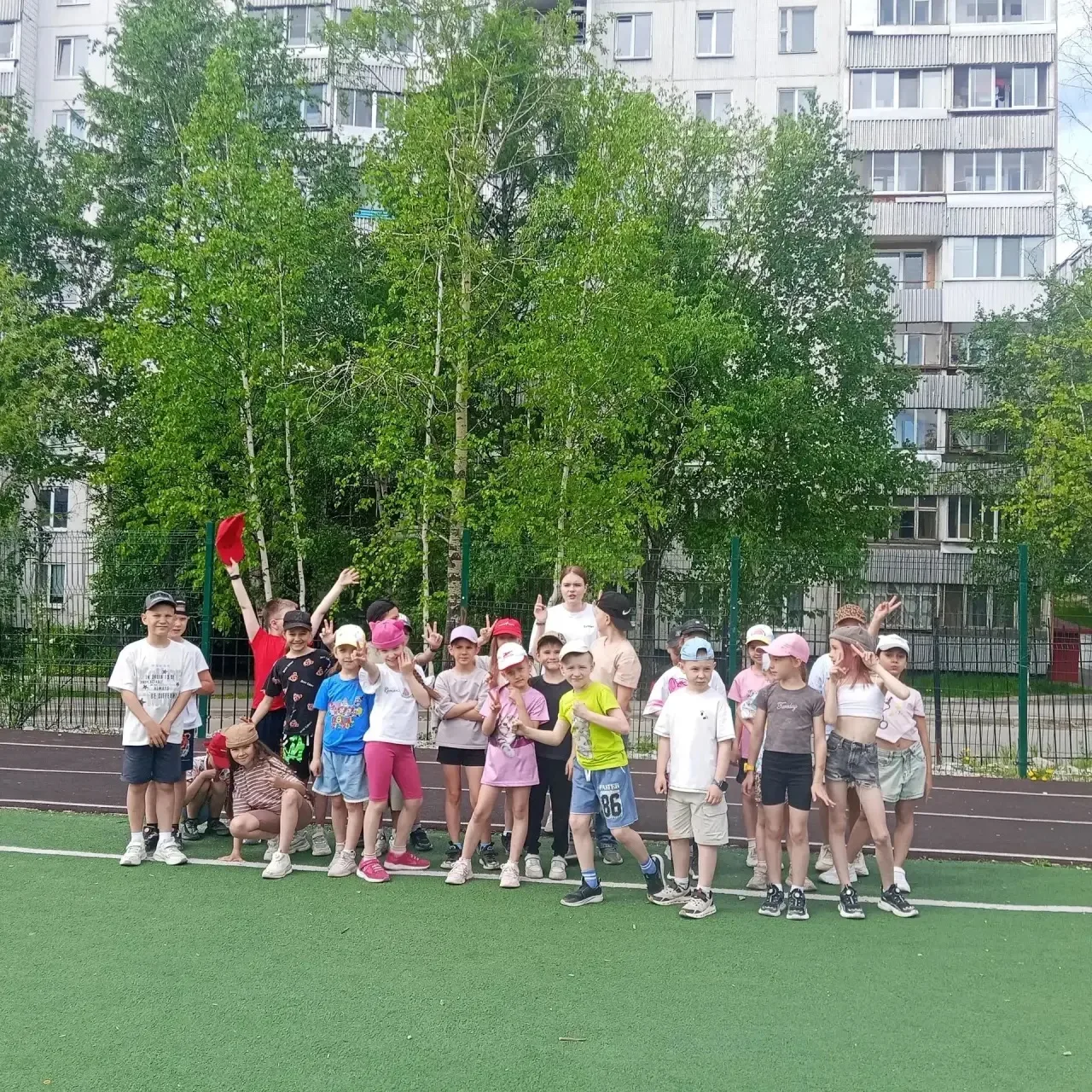 ‎Я бегом наслаждаюсь,
‎Бегу, бегу, бегу!
‎Земли едва касаюсь,
‎Как будто я лечу!
‎
‎Свободные движен