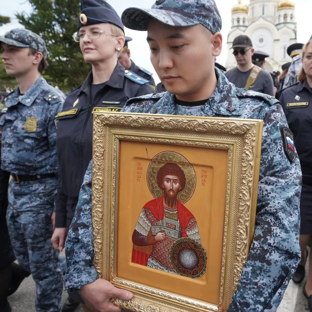 Судебные приставы приняли участие в Крестном ходу
 
Сегодня, в один из важнейших православных христи
