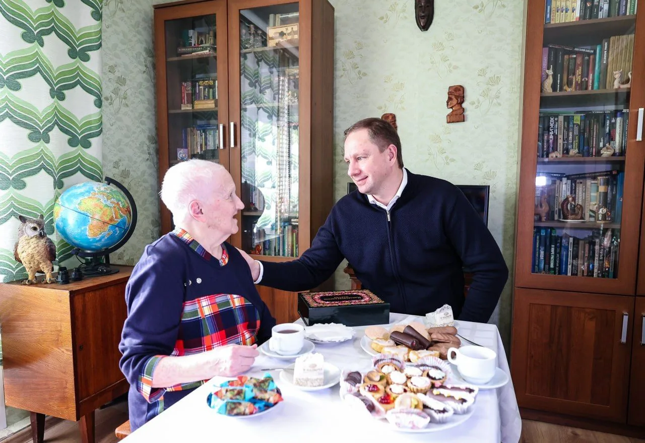 Поздравил с 93-летием многоуважаемую Людмилу Владимировну Ганзееву, вручив Поздравительный адрес Пре