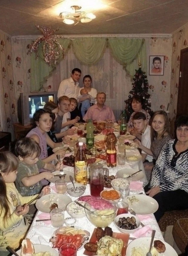 Раньше жили дружно. Все соседи знали друг друга, общались и помогали. А сейчас проходят...
