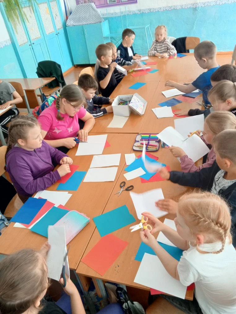 Программа сегодняшнего дня в пришкольном лагере "Солнышко 🌞 " была посвящена патриотическому воспит
