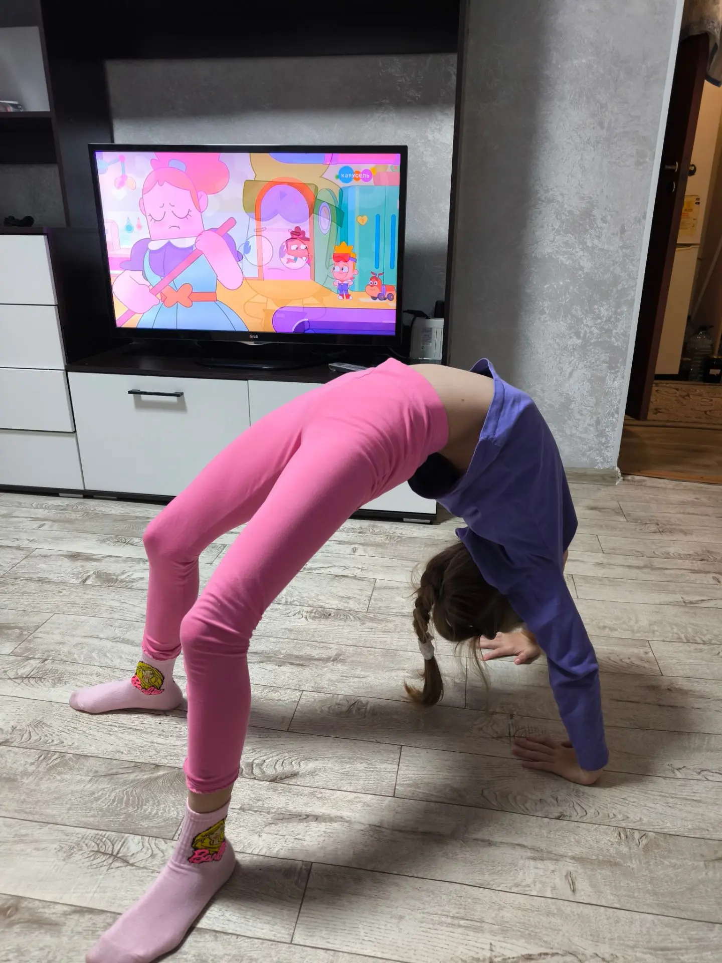 Когда уроки все сделаны, можно и потянуться🥰
