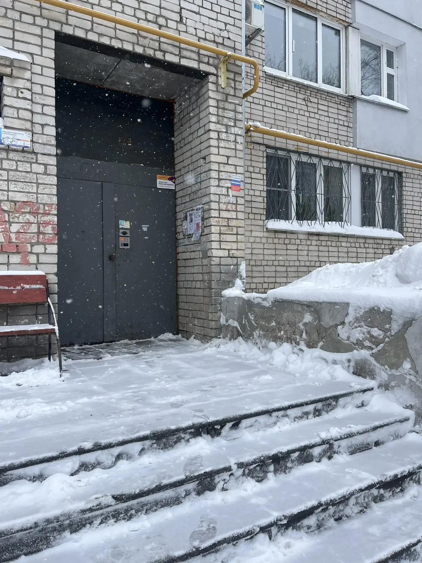 Сегодня сохраняется снежная и ветреная погода. Дворники и спецтехника продолжают работу в усиленном 