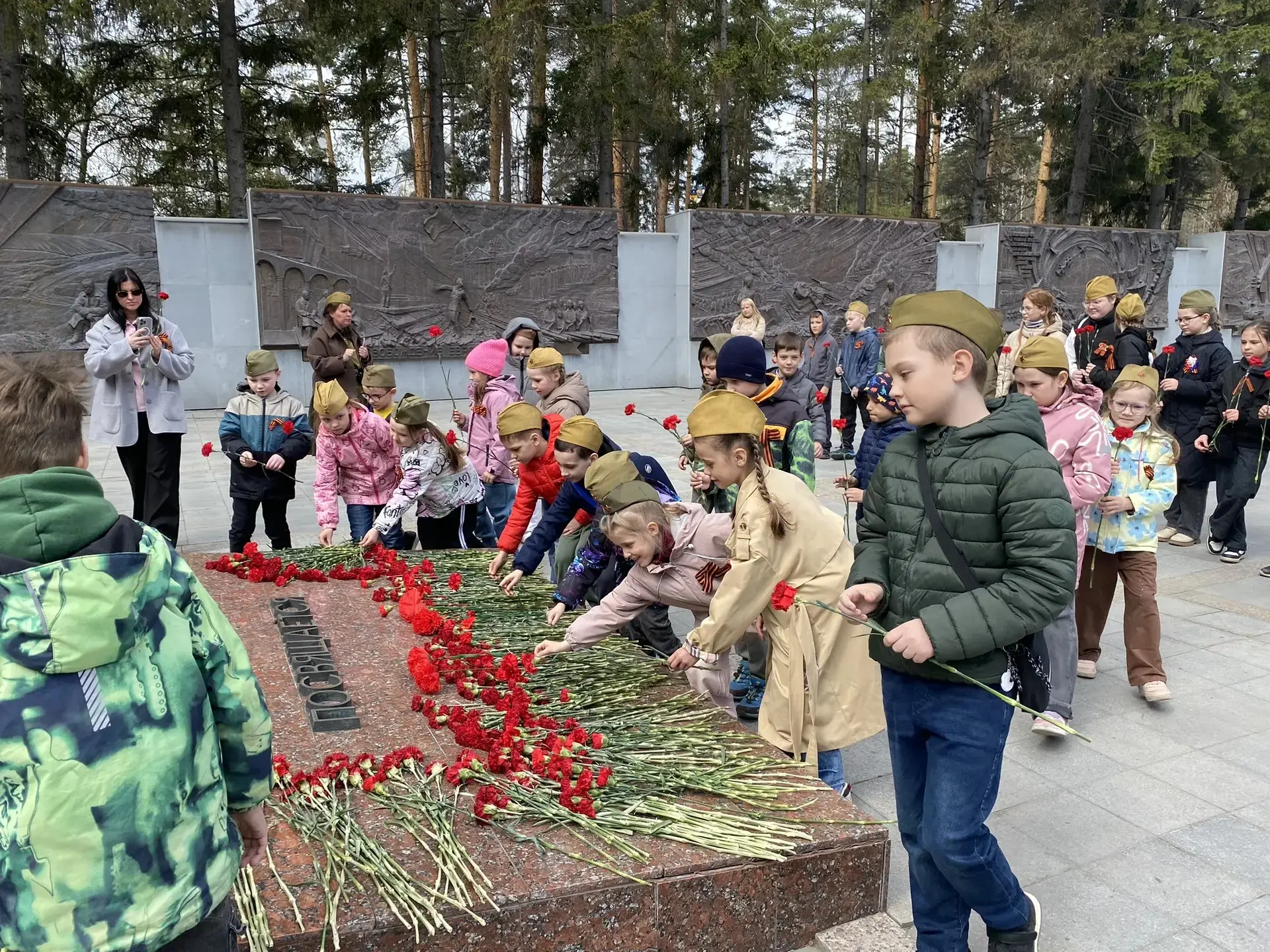 29 апреля, ученики 1 "Б" и 4 "Б" побывали на автобусно-пешеходной экскурсии по Екатеринбургу «Дорога