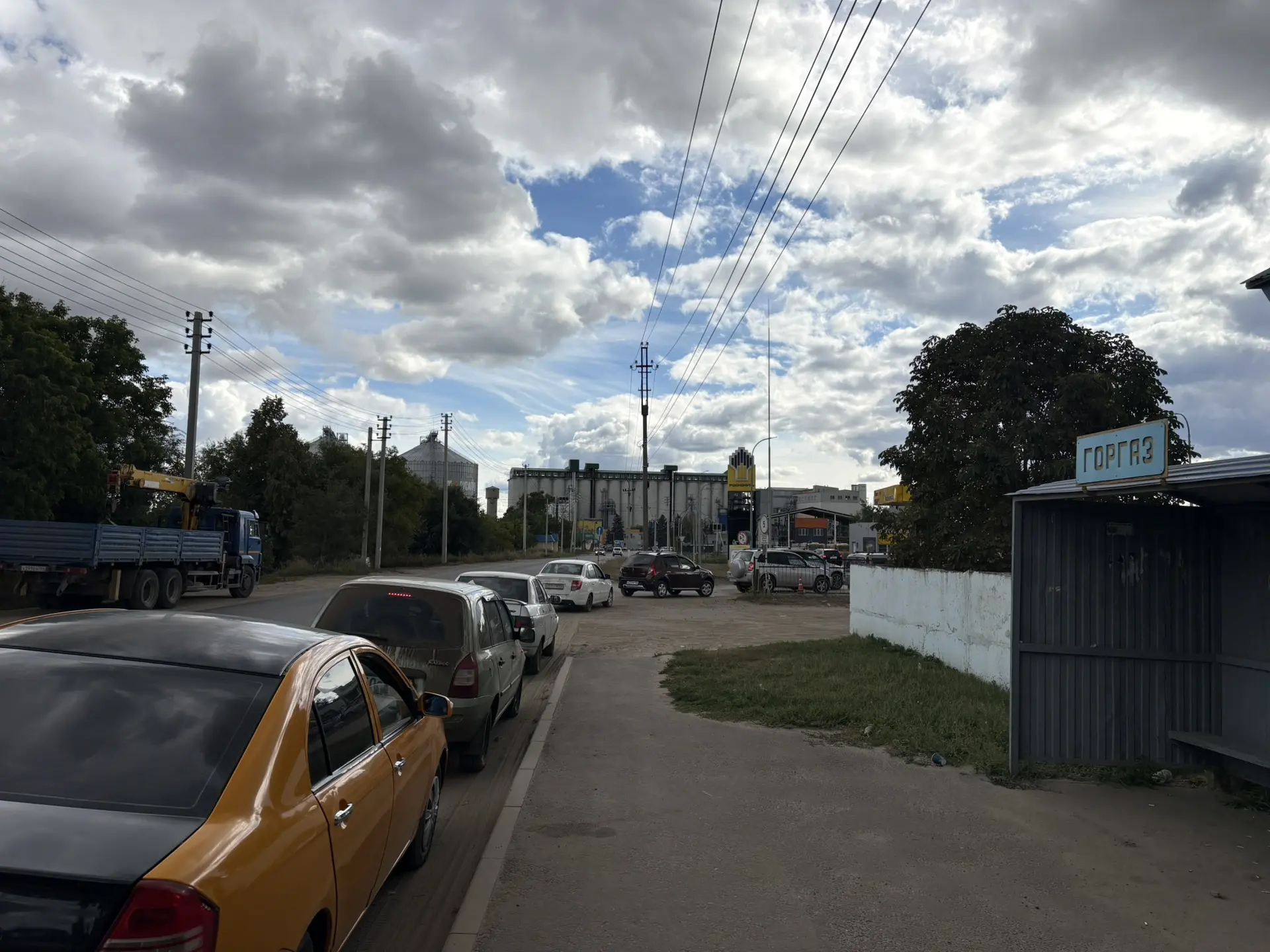 Автозаправка в Аткарске прямо сейчас. Бензин есть. Очереди почти нет. Машин шесть-семь....