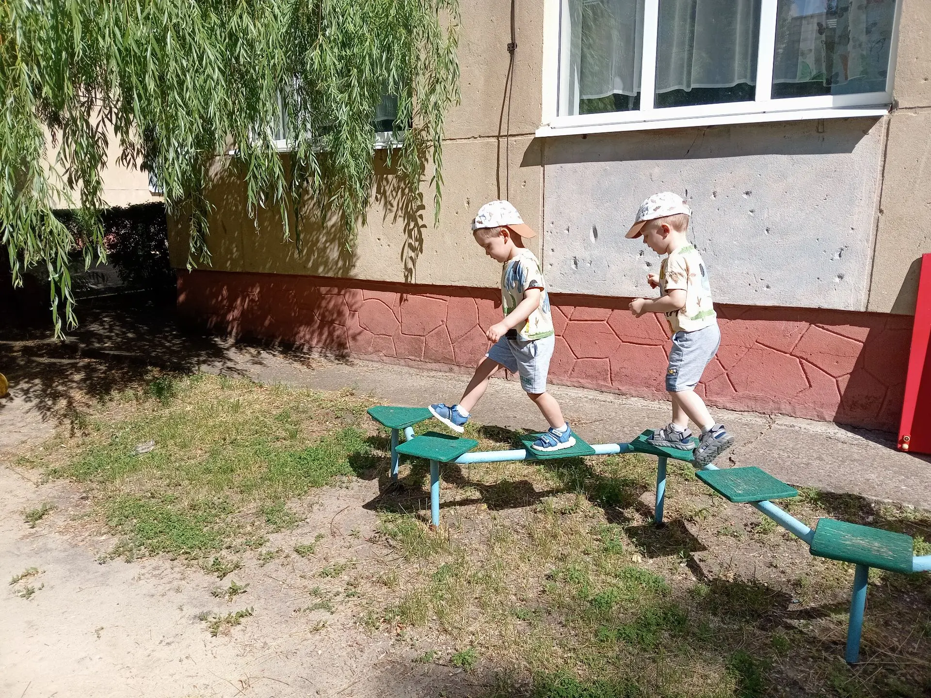 "Малышня в песок играет,
Кто-то с мячиком гоняет,
На качелях вверх взлетают
И по горке вниз съезжают
