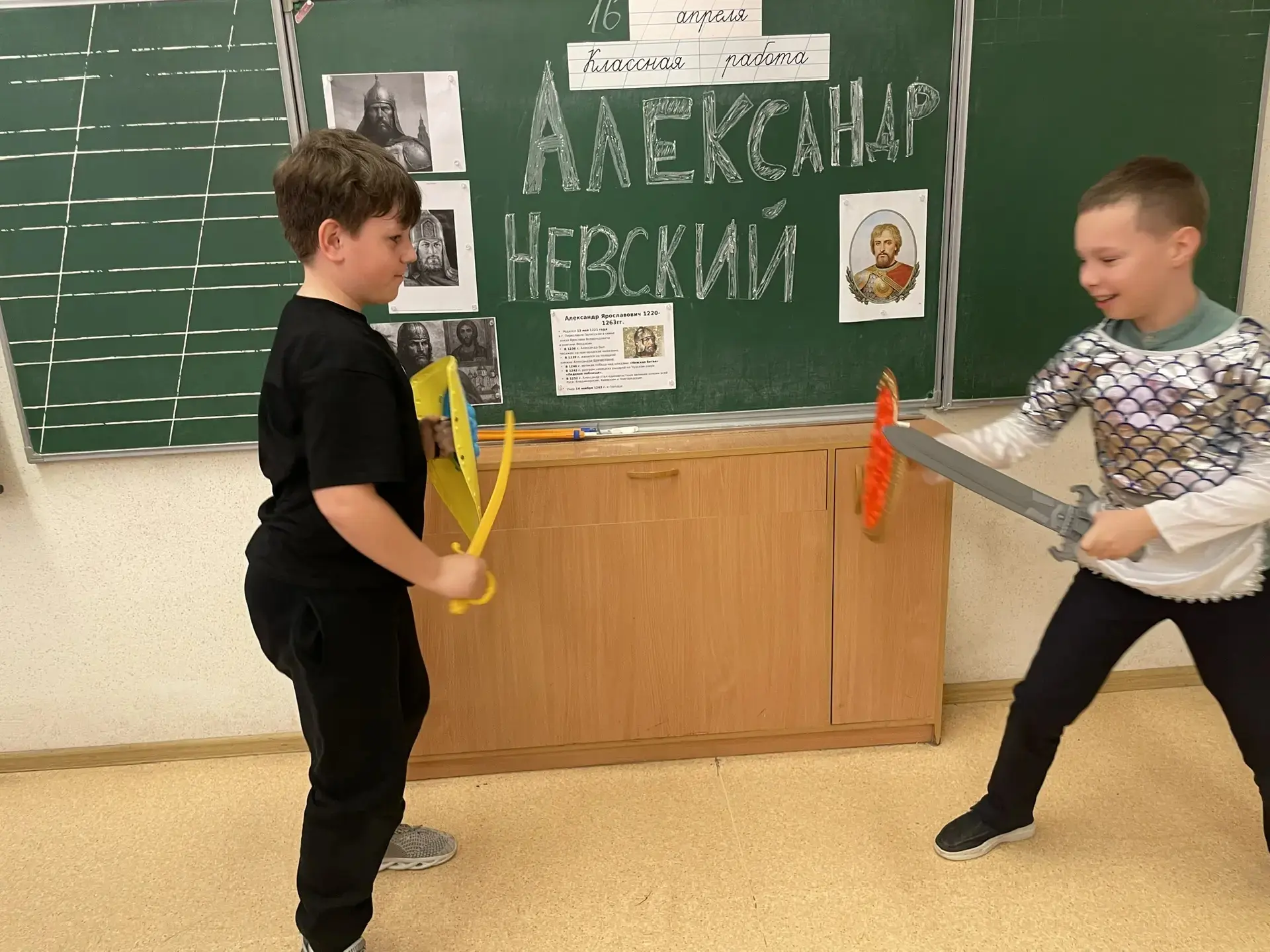 ⚔️ 4И: исторический поединок, посвящённый Александру Невскому  В 4И классе прошёл необычный историче