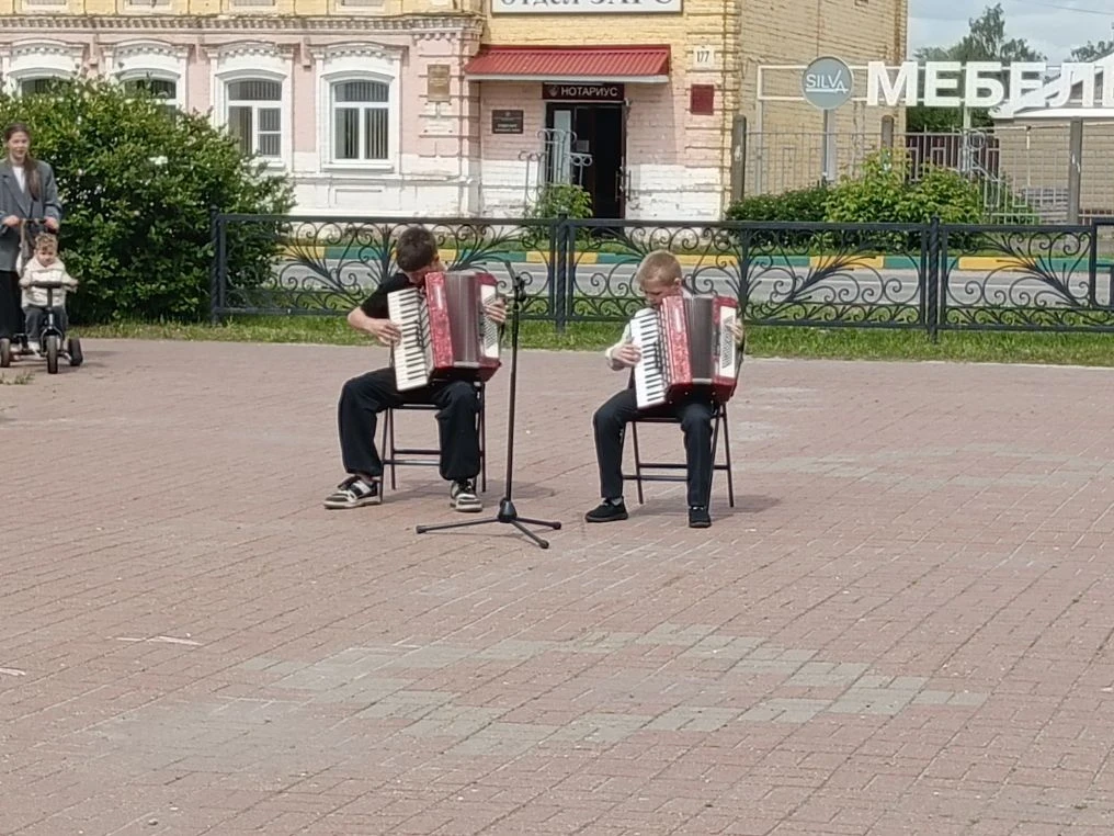 👫1 июня - День защиты детей.
🎶Музыкальная школа подарила сегодня свои музыкальные подарки маленьки
