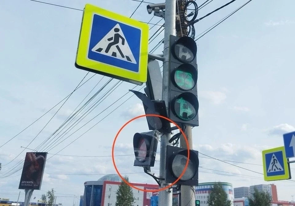 На 11 микрорайоне светофор прикрутили на скотч.