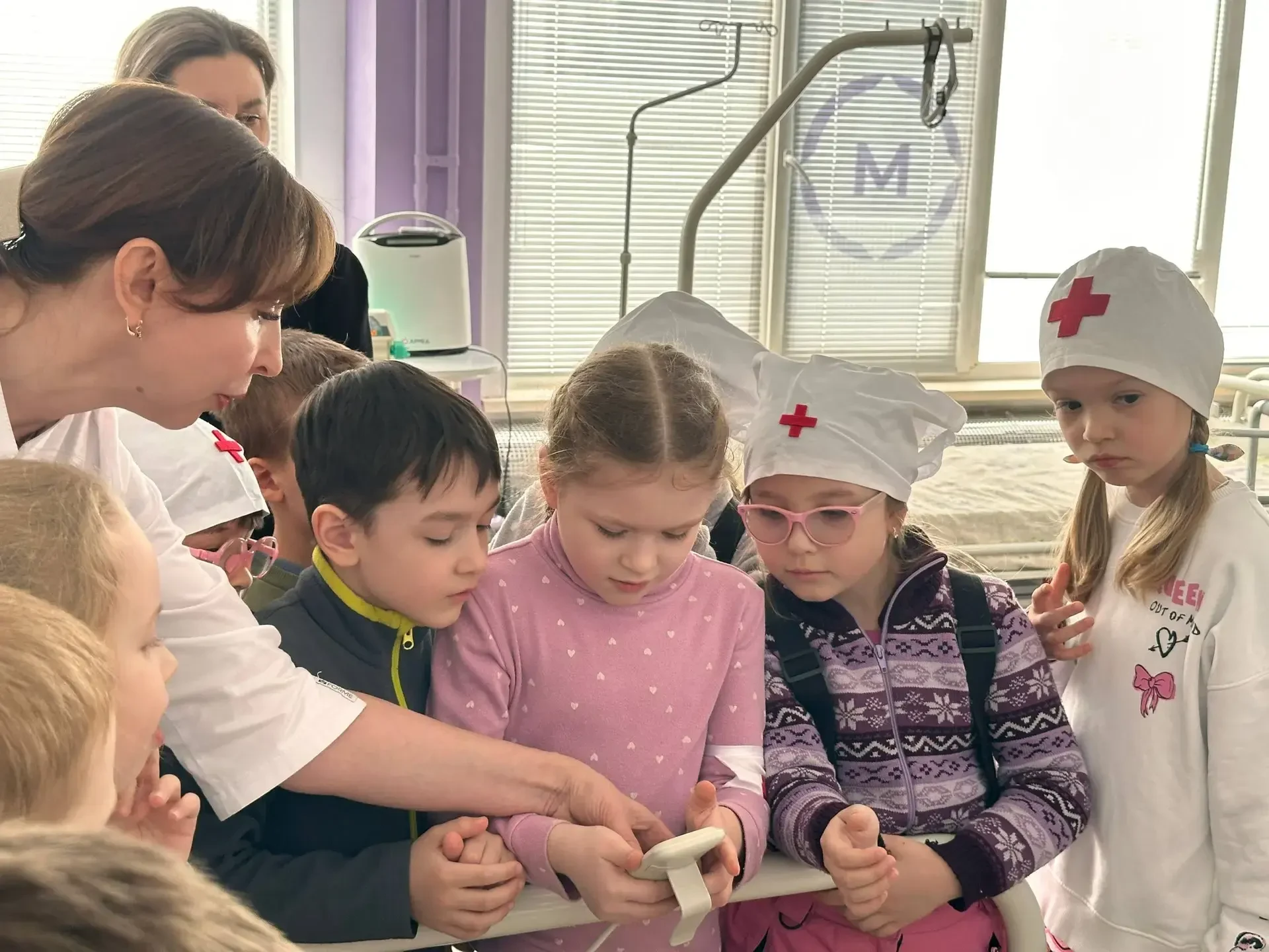 🩺 Любовь к медицине формируем с младых ногтей!  👩‍⚕ Маленькие гости - воспитанники детского сада "Ро