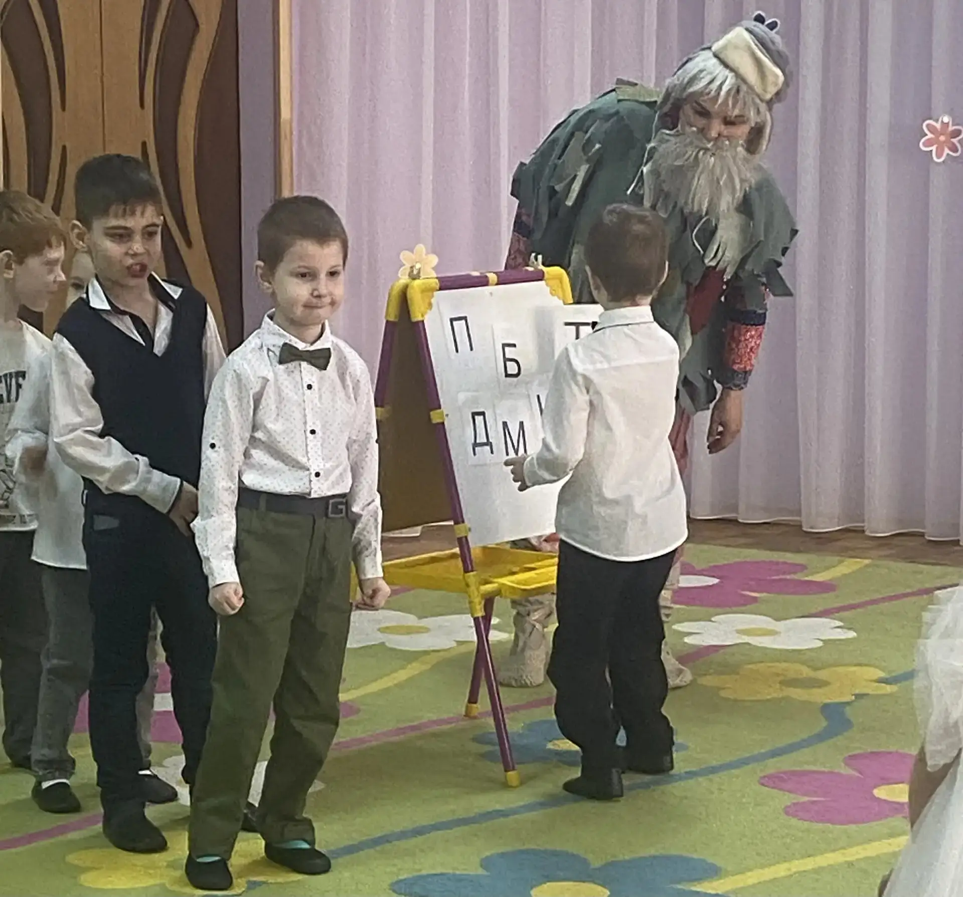 В апреле ДО "Золотой петушок" традиционно приглашает на "День открытых дверей",  предоставляя родите