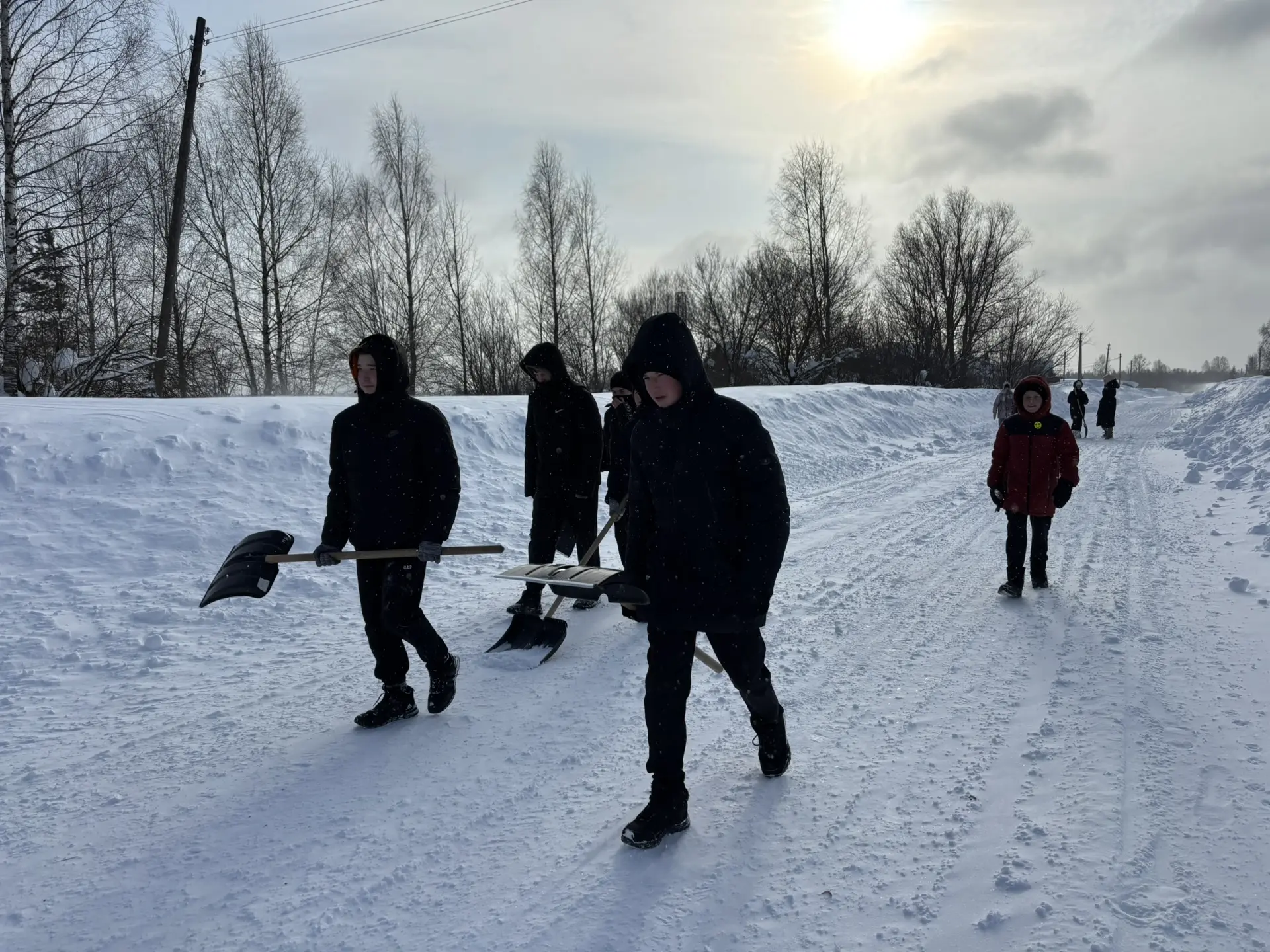 Расчистка снега у памятника