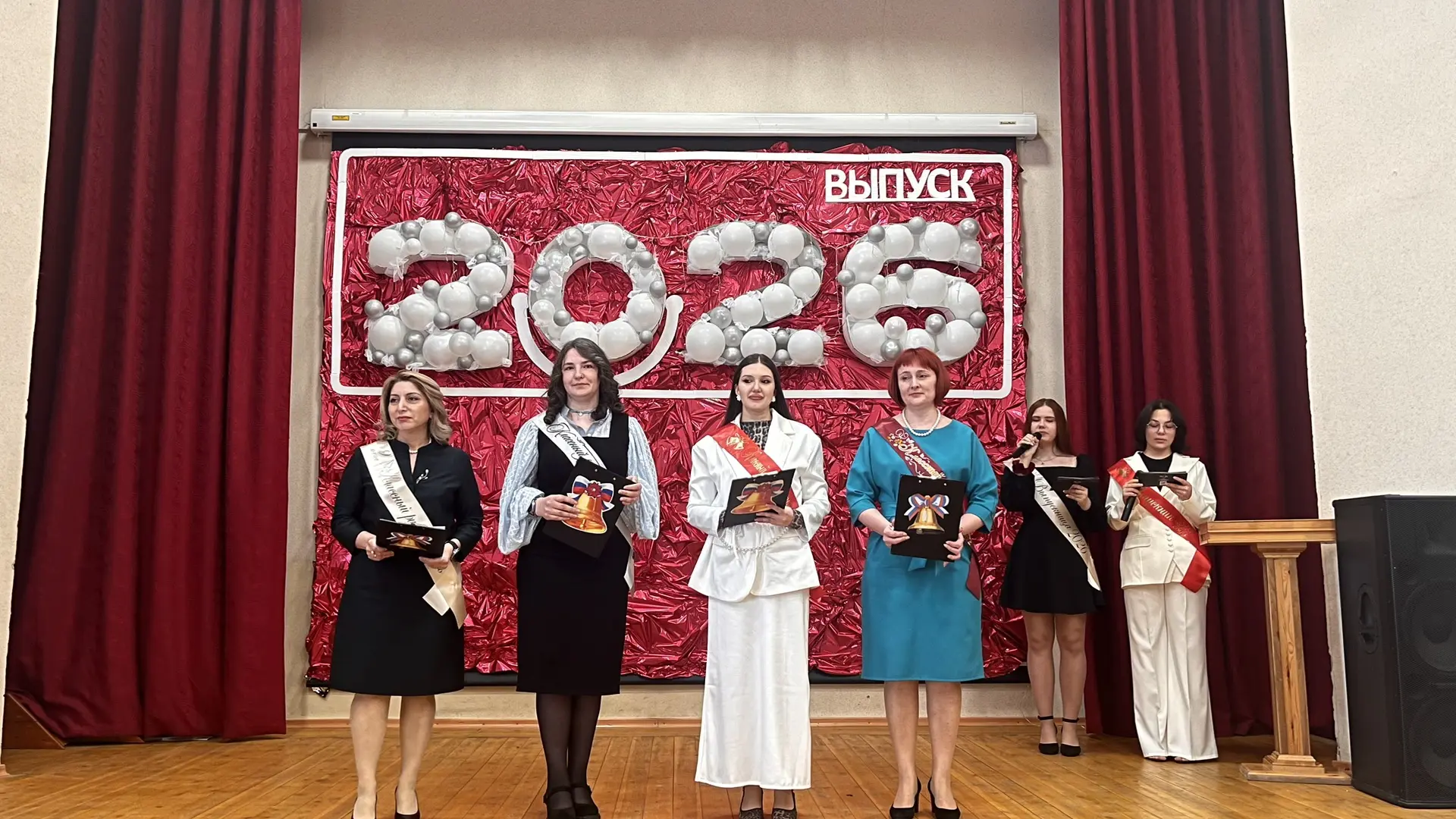 Торжественна линейка для 9-х классов💫   Сегодня на торжественной линейке было по‑настоящему трогател