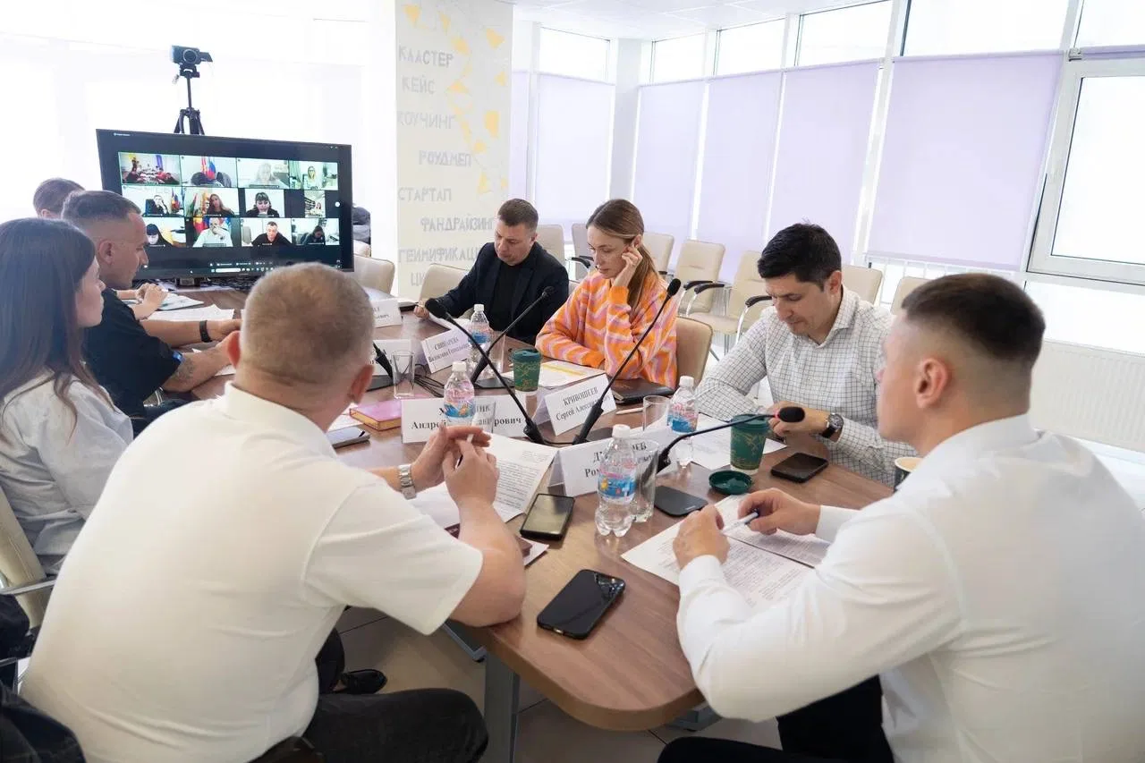 Провели ВКС с руководителями муниципалитетов, которые отвечают за молодёжную политику. ...