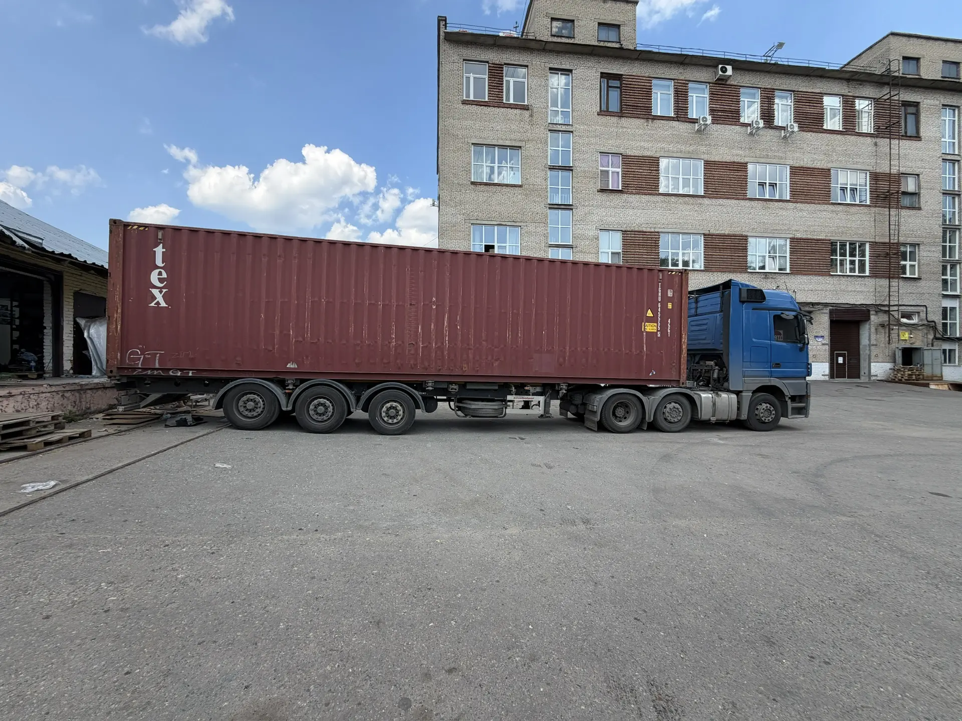 Разгрузили прибывший из Японии контейнер с запчастями.
В нём приехал машино-комплект 
Volvo S80 2.5t