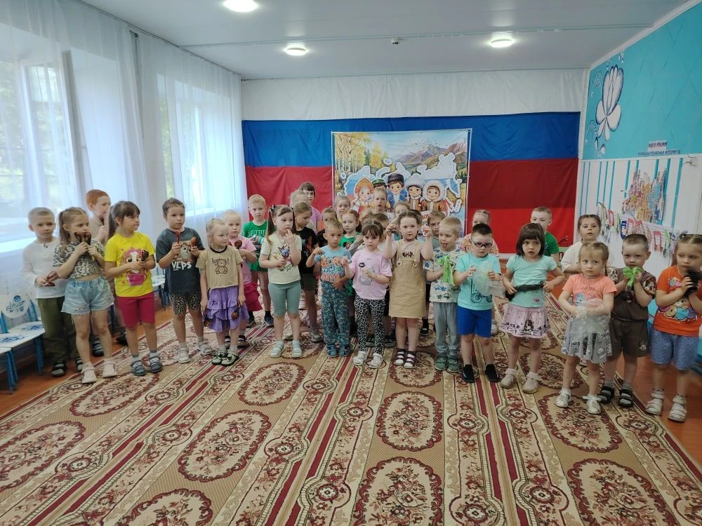 Сегодня птица Счастья прилетела в детский сад, но потеряла свой голос. Она пролетела на...