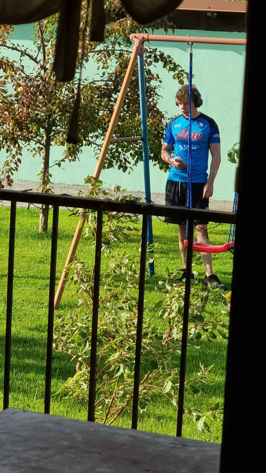 Спортсмен! Вышел на улицу позаниматься, а я подглядывала🫣🙈😊