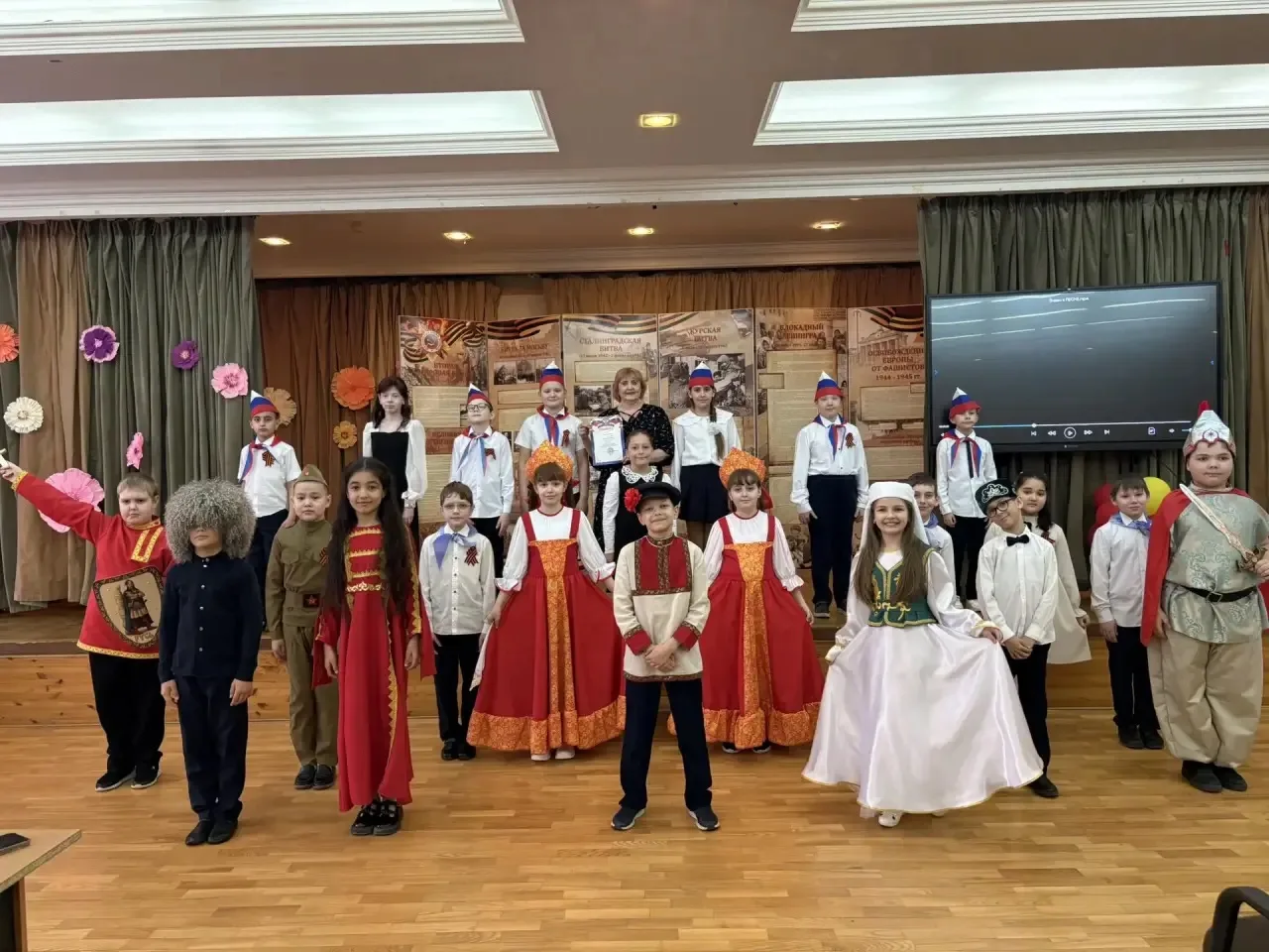 🎶 Ежегодно в нашей школе проходит «Битва хоров» — и каждый раз это событие трогает до глубины души! 