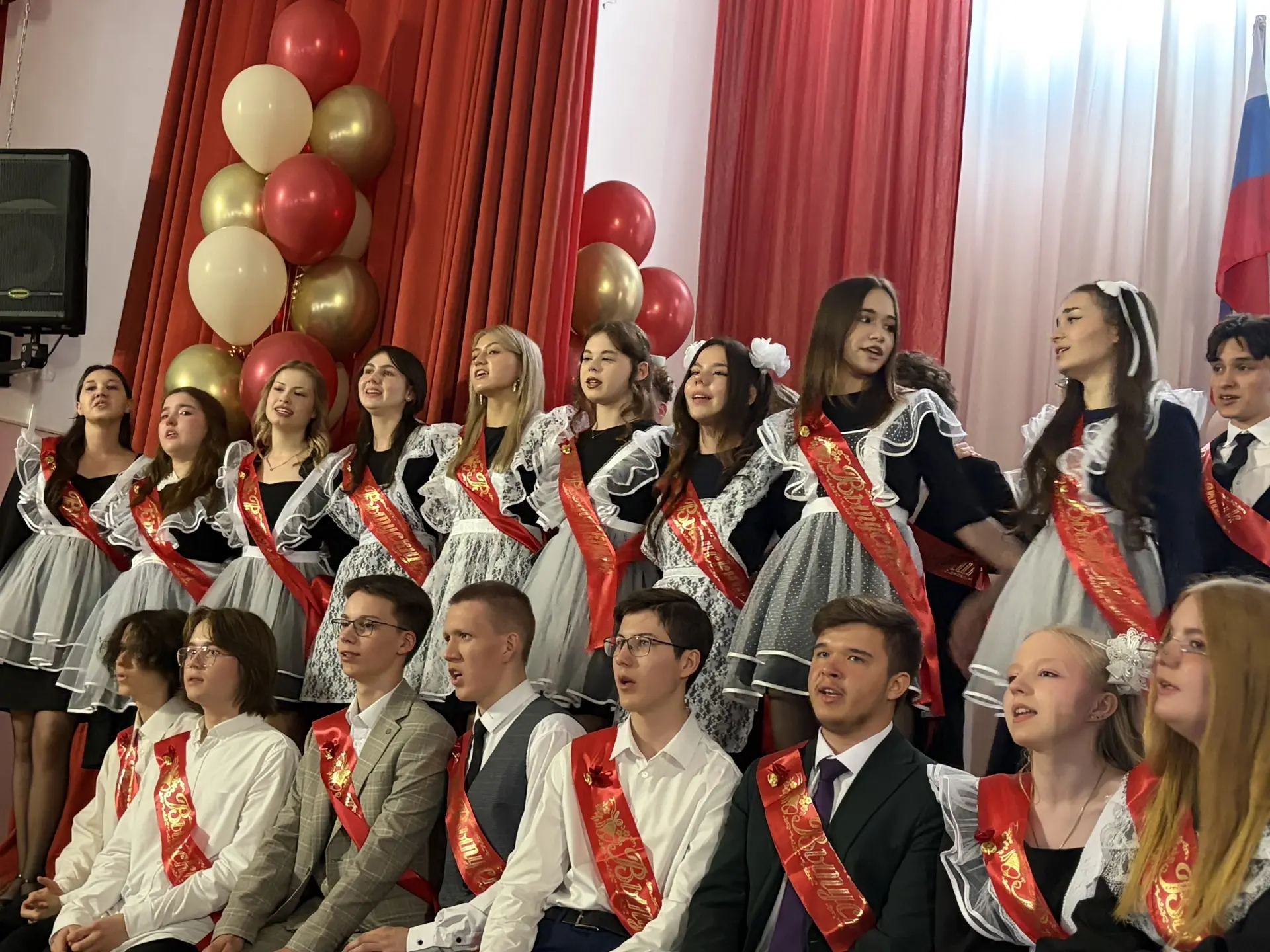 Вот и прозвенел последний звонок для 11-х классов! 🎓🕊  Сегодня в стенах нашей школы прошла трогатель