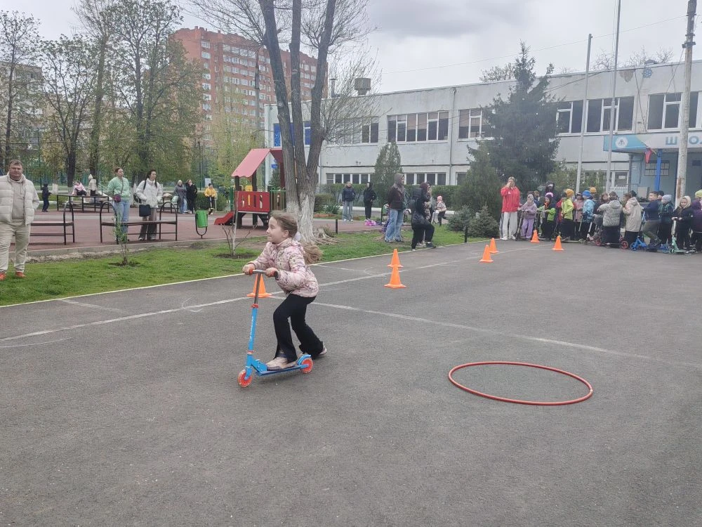 🛴НЕДЕЛЯ ФИЗИЧЕСКОЙ КУЛЬТУРЫ.💪 ПОЛОСА ПРЕПЯТСТВИЙ НА САМОКАТАХ 🛴   👉 14 апреля 2026 года в МАОУ «Школ