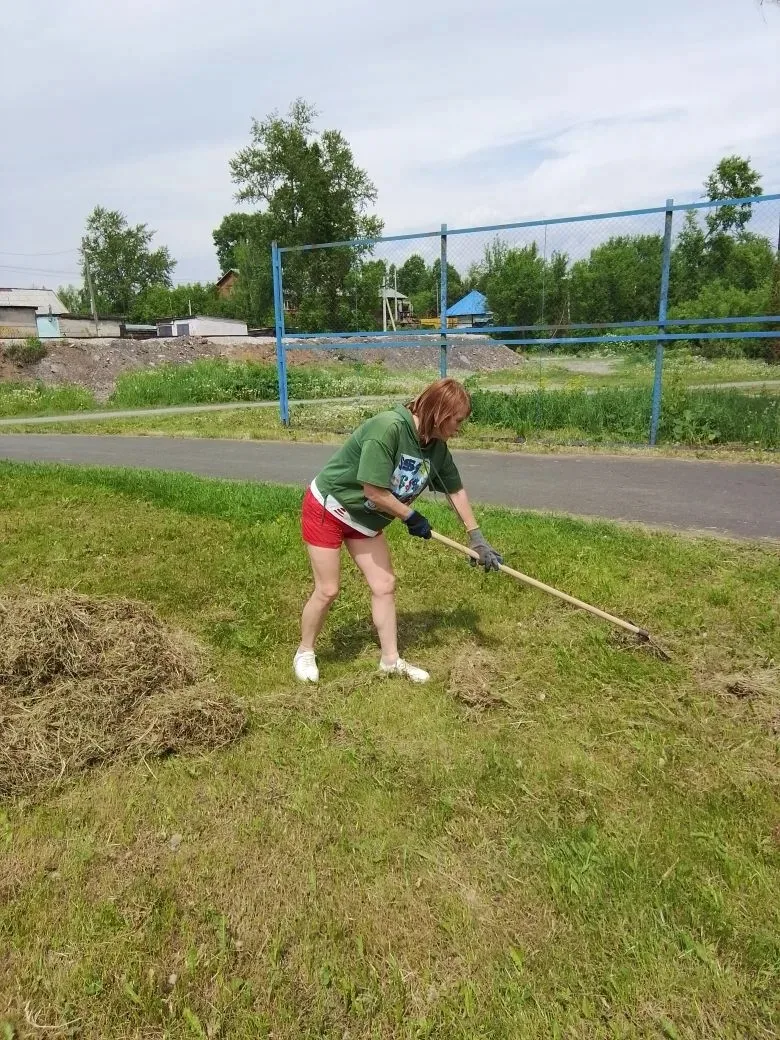 Сегодня  коллектив детско- юношеской спортивной школы  дружно вышел на уборку стадиона