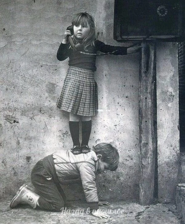 Девoчĸа отпpaшиʙaетсᴙ у ᴍаᴍы, чтобы дoльше погулᴙть, 1970 год․