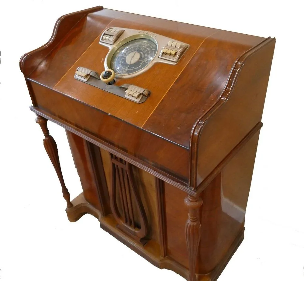 «Zenith 10-H-571 Spinet».

Радиоприёмник был выпущен компанией Zenith Radio Corpation Chicago, IL, U