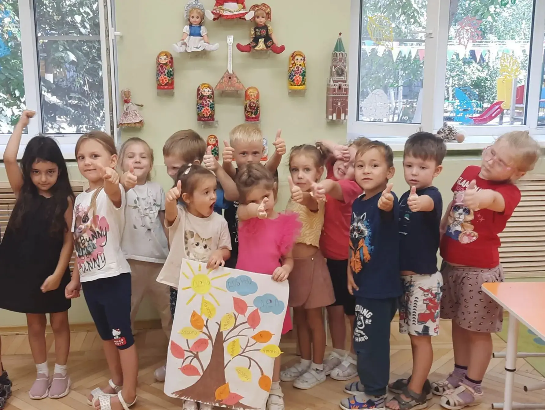 В старшей группе 2 прошла увлекательная и трогательная  коллективная аппликация «Дерево...
