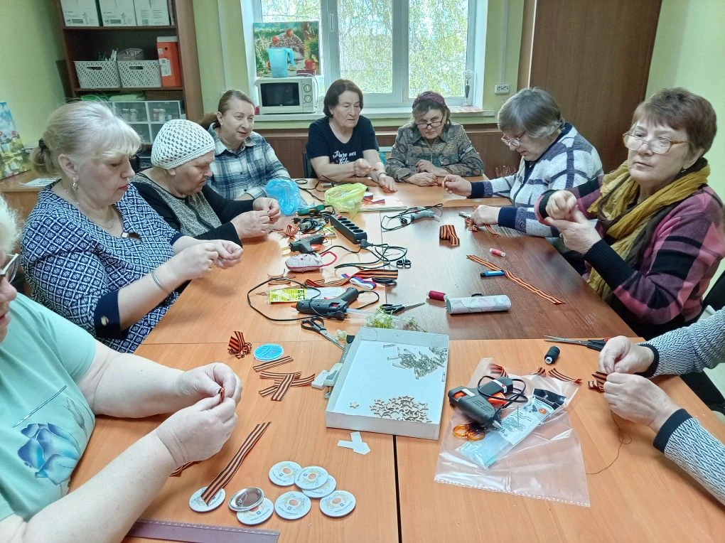 🎗️ В преддверии Дня Победы серебряные волонтёры и получатели услуг Центра социального ...