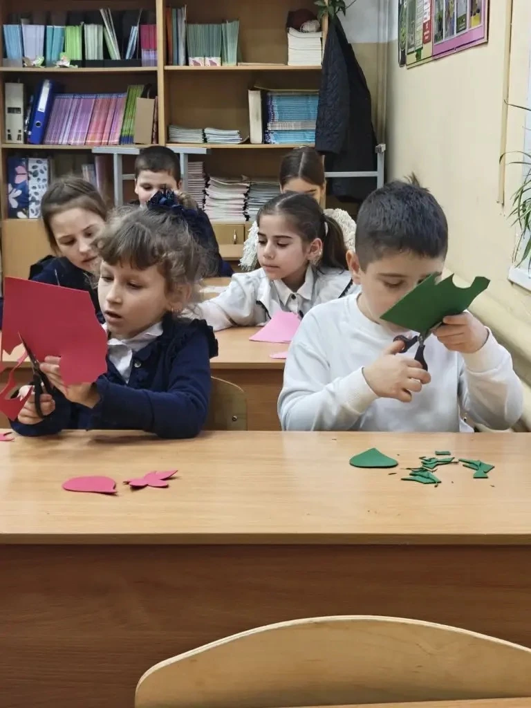 Сегодня во 2 Г классе прошёл увлекательный урок театральной деятельности, посвящённый важной теме — 