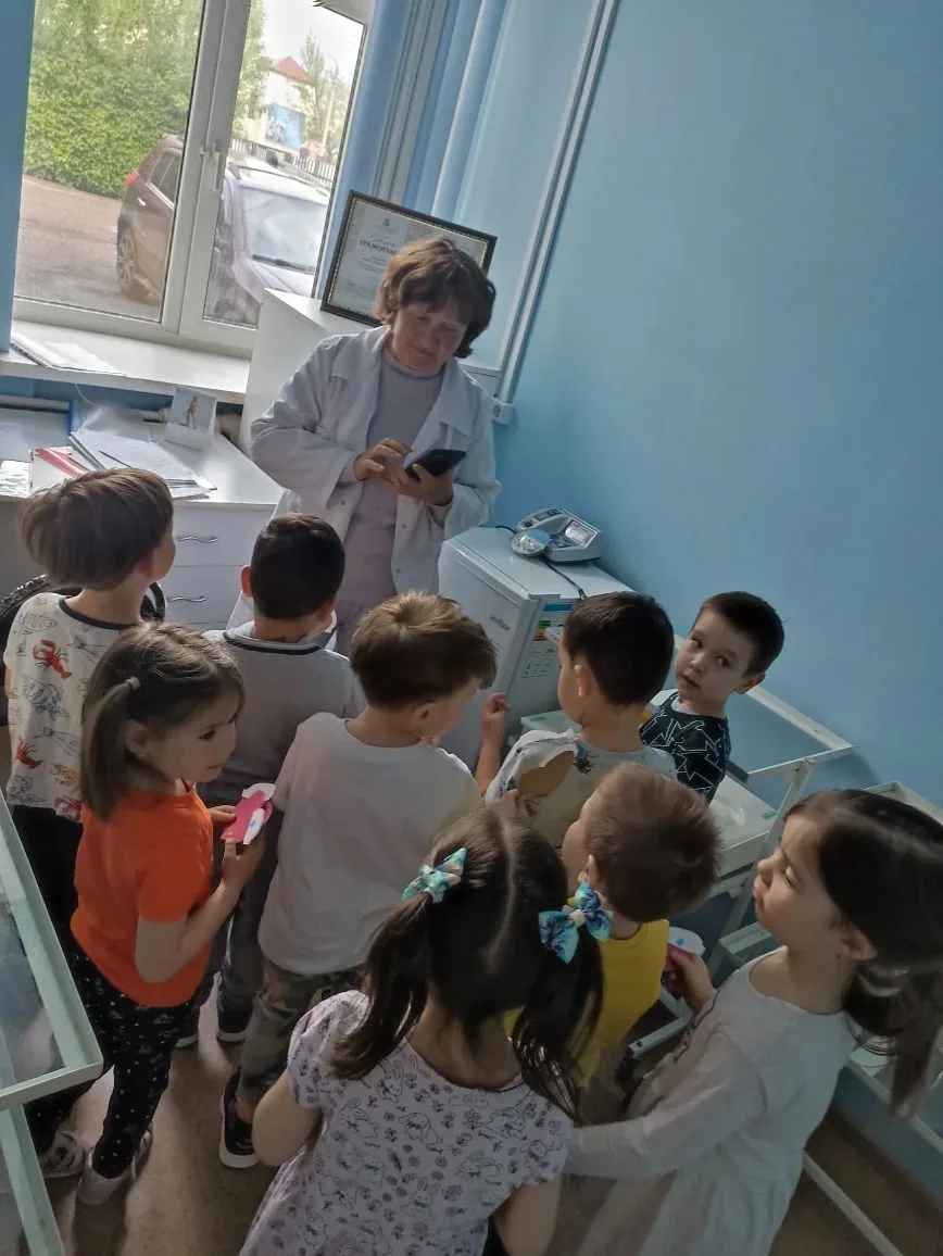 В преддверии Дня медицинской сестры в нашей средней группе царила особенная атмосфера. Мы с ребятами