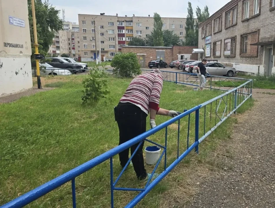 🔹Приступили к выполнению работ по восстановлению окрасочного слоя ограждений многоквартирного дома 