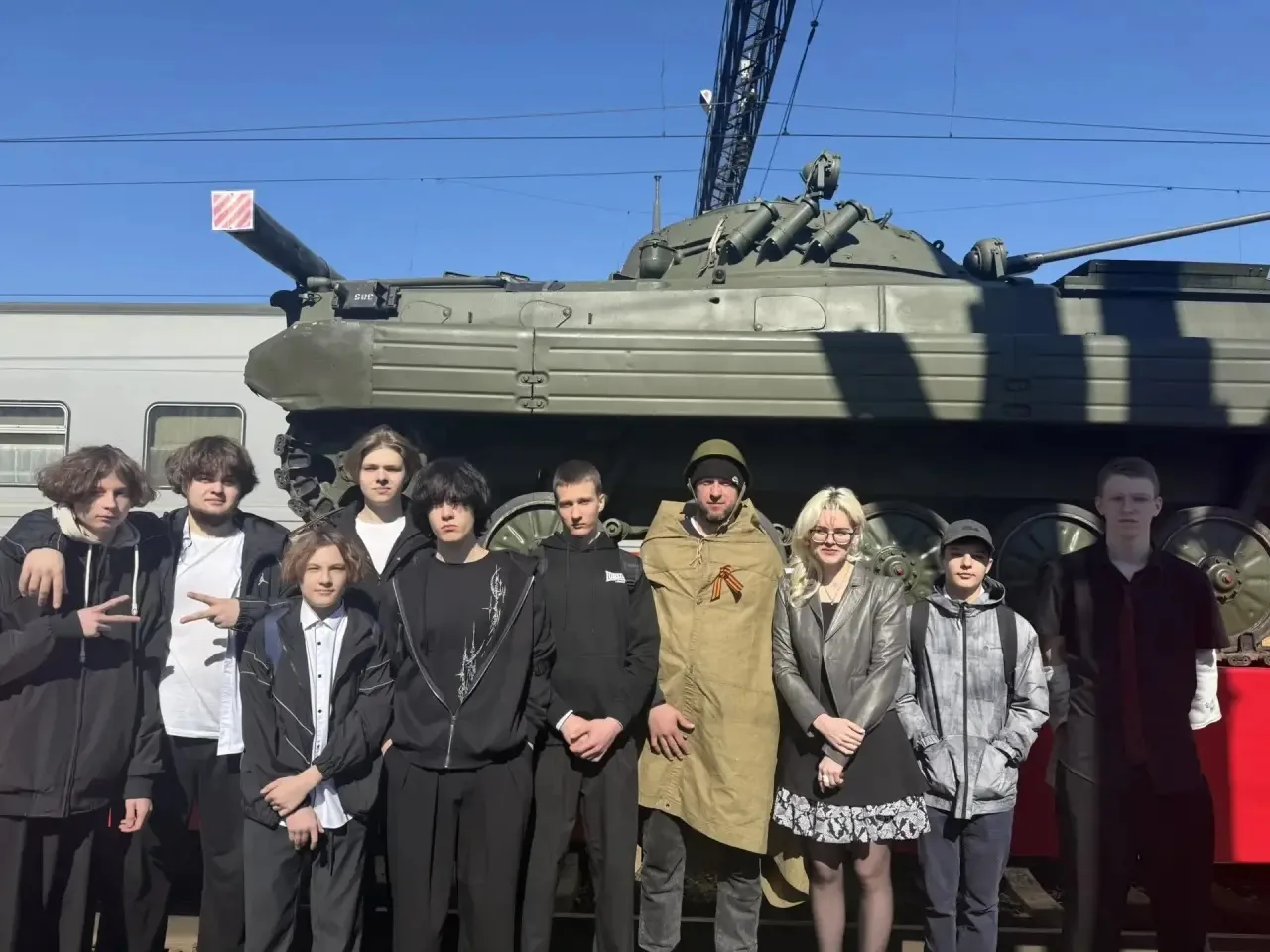 Учащие 2а, 2б, 4г, 5г, 10а классы нашей школы встретили праздничный состав КрасЖД в городе Назарово 