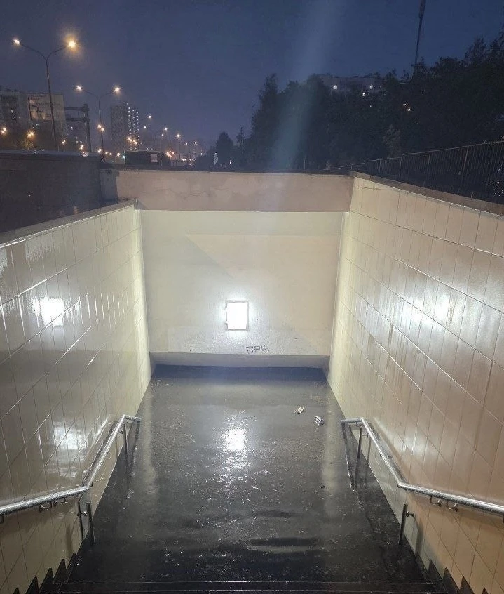 😳 Подземный переход до потолка затопило на Щелковском шоссе @moscow
