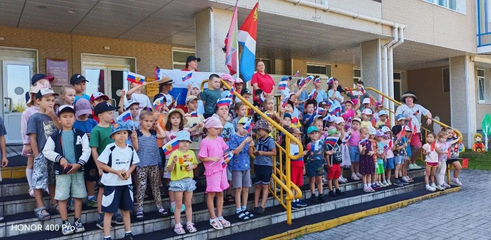 У нашей большой страны России есть свой красивый праздник — день рождения трехцветного ...