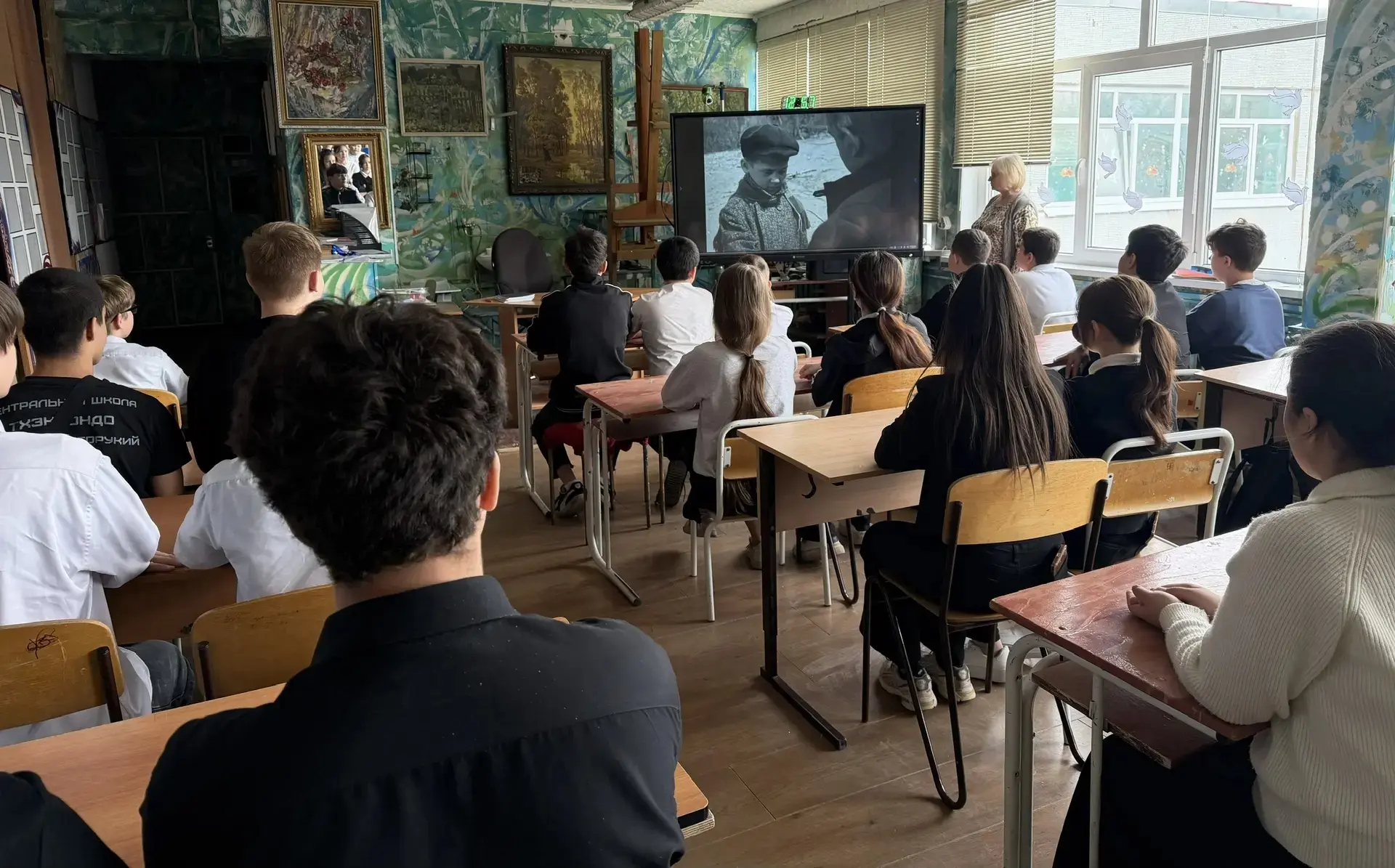 🇷🇺 "КИНО ПОБЕДЫ" - смотрим кино о городах героях.  В рамках марафона «Наследники Победы» в нашей шко